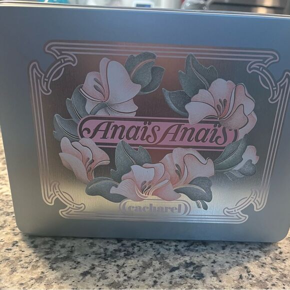 Cacharel Anaïs Anaïs vintage Floral Tin. - Picture 4 of 8